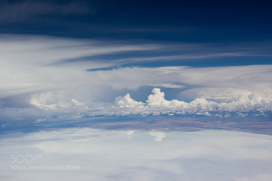 Cielo azul contra el Salar de Uyuni by Álvaro Galindo (gadolin) on 500px.com